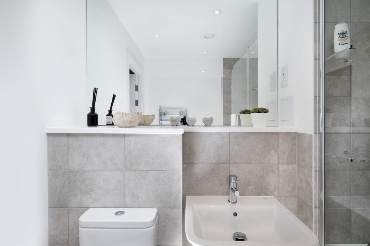 Modern Studios And Apartments At Barking Wharf In Лондон Экстерьер фото