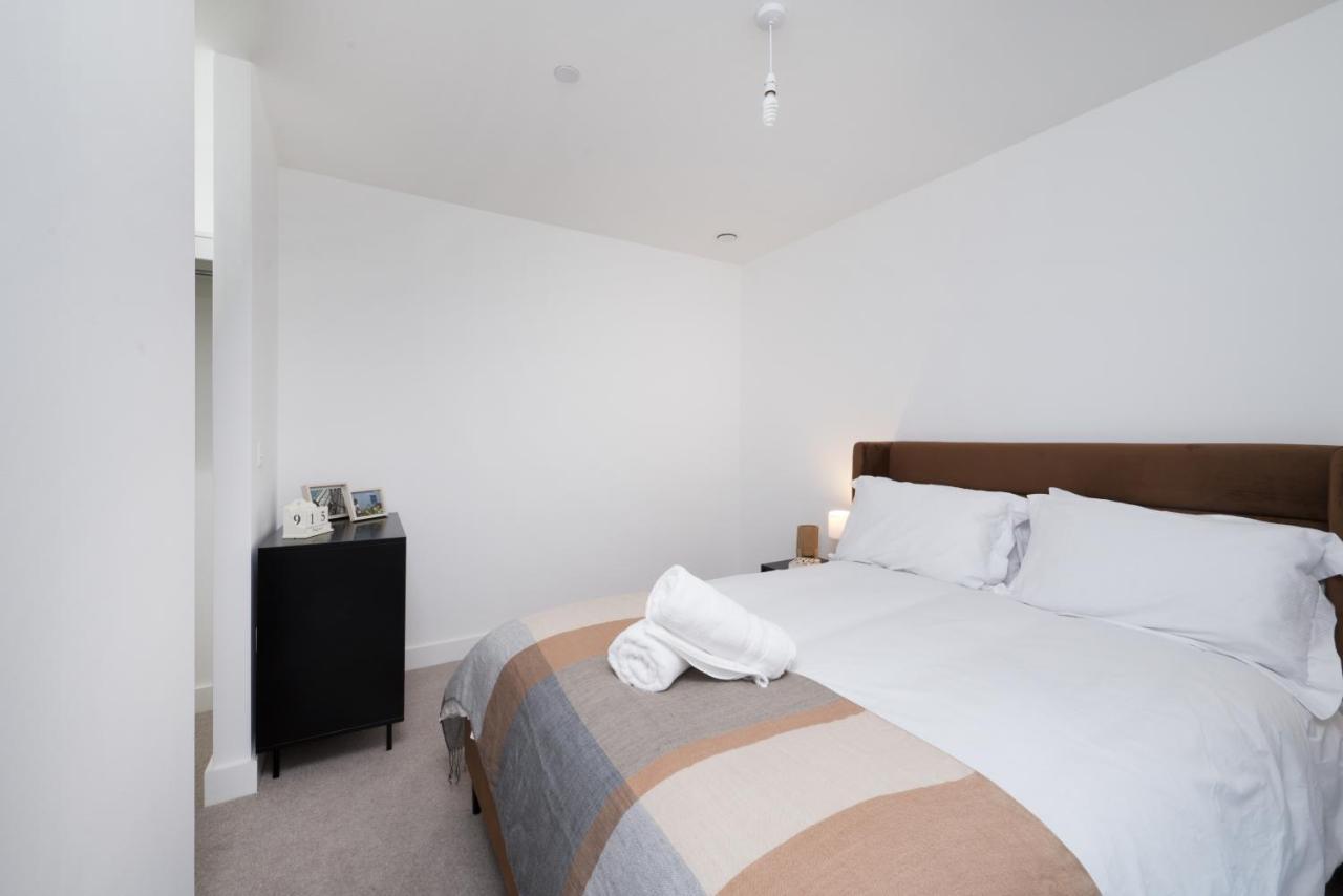 Modern Studios And Apartments At Barking Wharf In Лондон Экстерьер фото