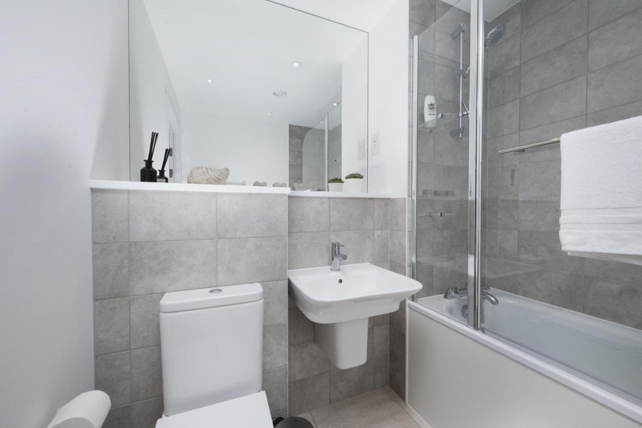 Modern Studios And Apartments At Barking Wharf In Лондон Экстерьер фото